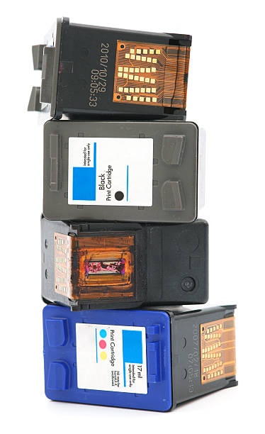 pile de quatre cartouches d'encre sur fond blanc - ink printer cartridge recycling isolated photos et images de collection