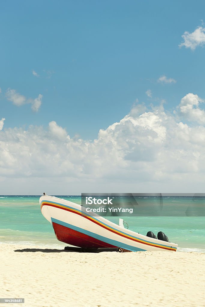 Karibischer Urlaub in tropischen Strand mit Fischerboot Vt - Lizenzfrei Playa Del Carmen Stock-Foto