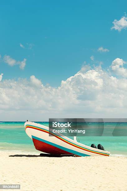 Karibischer Urlaub In Tropischen Strand Mit Fischerboot Vt Stockfoto und mehr Bilder von Playa Del Carmen
