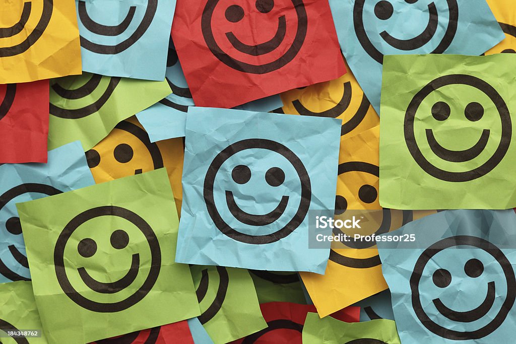 Piegato adesivo note con volti sorridenti - Foto stock royalty-free di Smiley antropomorfico