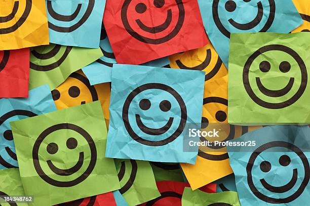 Piegato Adesivo Note Con Volti Sorridenti - Fotografie stock e altre immagini di Smiley antropomorfico - Smiley antropomorfico, Felicità, Emoticon