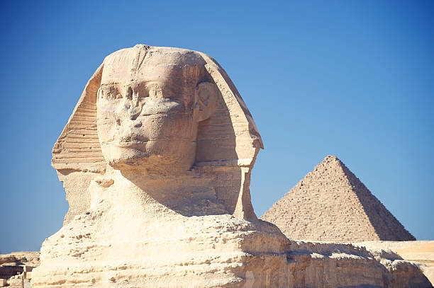 sfinge e la grande piramide in egitto, giza blu cielo - the sphinx immagine foto e immagini stock