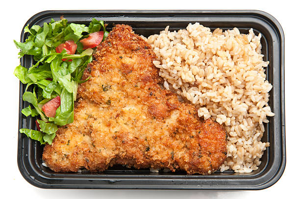 chicken schnitzel mit braunem reis und salat - schnitzel cutlet meat isolated on white stock-fotos und bilder