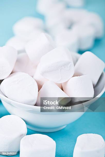 Marshmallow - Fotografie stock e altre immagini di Alimentazione non salutare - Alimentazione non salutare, Bianco, Ciambellina alle uvette