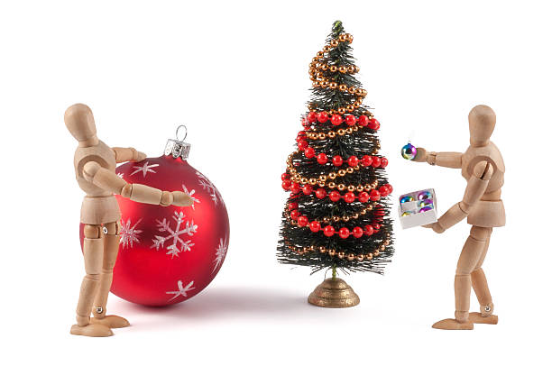 pense grande! mannequins de madeira de pespontos decoram árvore de natal - ispiration imagens e fotografias de stock