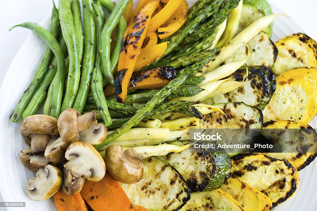 Piatto di verdure grigliate - Foto stock royalty-free di Alimentazione sana