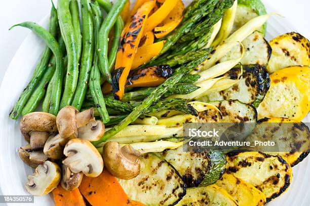 Piatto Di Verdure Grigliate - Fotografie stock e altre immagini di Alimentazione sana - Alimentazione sana, Arancione, Asparago