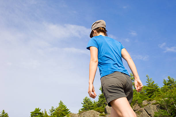 natura fitness walking - hiking young women outdoors t shirt zdjęcia i obrazy z banku zdjęć