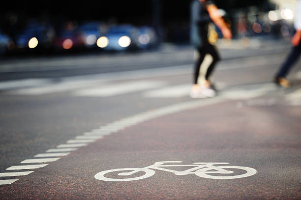 bicicleta símbolo e faixa de pedestres no tráfego - bicycle sign symbol bicycle lane - fotografias e filmes do acervo