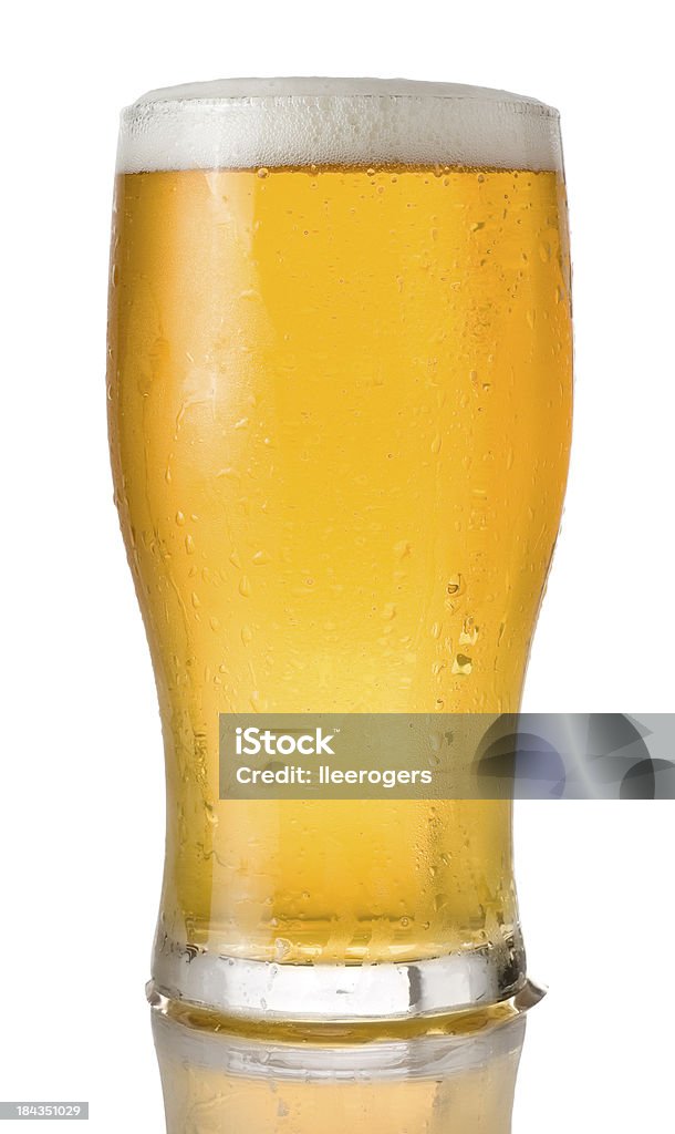 Szklanka piwa na białym tle - Zbiór zdjęć royalty-free (Piwo)