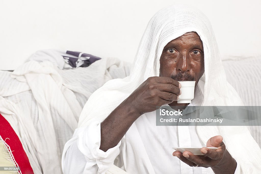 エチオピア男性 driking ブラックコーヒー。 - 1人のロイヤリティフリーストックフォト