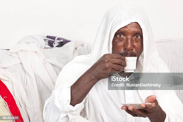 Ethiopian Człowiek Driking Czarna Kawa - zdjęcia stockowe i więcej obrazów 60-64 lata - 60-64 lata, Afrykanin, Aktywni seniorzy