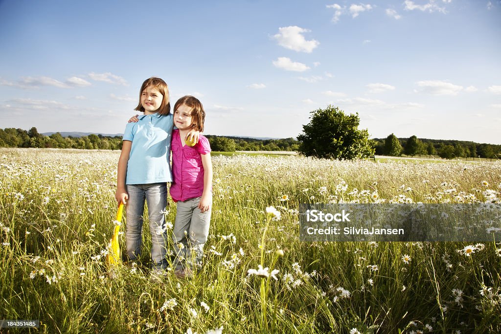 Schwester Mädchen outdooors Sommerspaß - Lizenzfrei 6-7 Jahre Stock-Foto