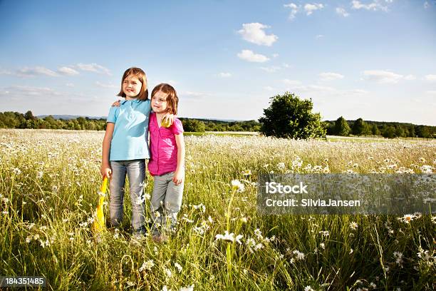 Schwester Mädchen Outdooors Sommerspaß Stockfoto und mehr Bilder von 6-7 Jahre - 6-7 Jahre, 8-9 Jahre, Bildkomposition und Technik