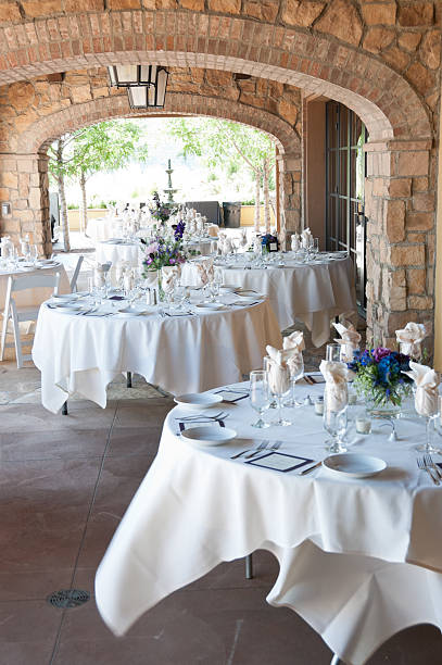 restaurante de estilo español, con mesas y sillas blancas - wedding venue fotografías e imágenes de stock