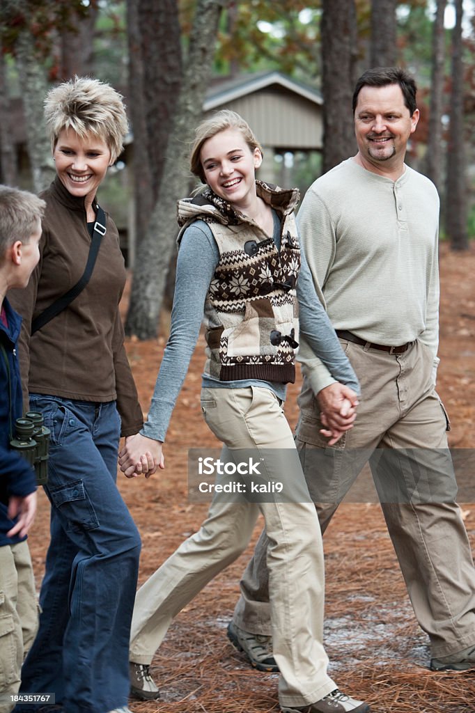 Familia de cuatro pasos juntos en el parque - Foto de stock de 14-15 años libre de derechos