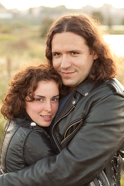 feliz pareja - lifestyles long hair curly hair spooning fotografías e imágenes de stock