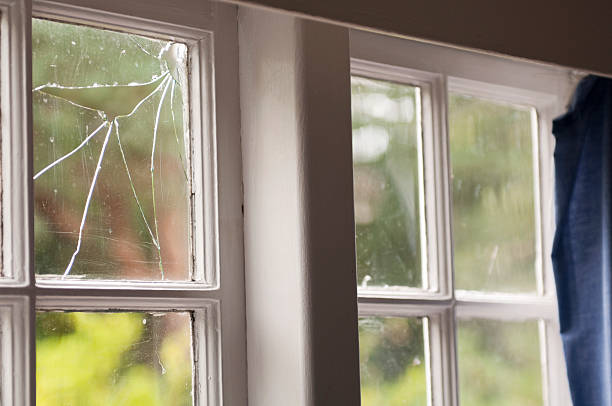 defekte fenster in einem alten hause - smashed window stock-fotos und bilder