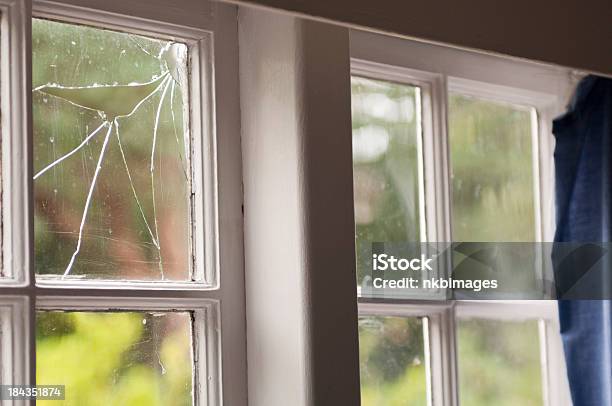 Defekte Fenster In Einem Alten Hause Stockfoto und mehr Bilder von Fenster - Fenster, Funktionsuntüchtig, Wohnhaus