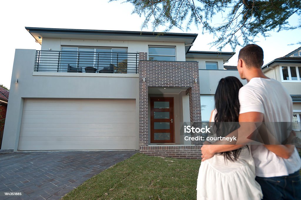 Couple admirant une nouvelle maison. - Photo de Prise de vue en extérieur libre de droits