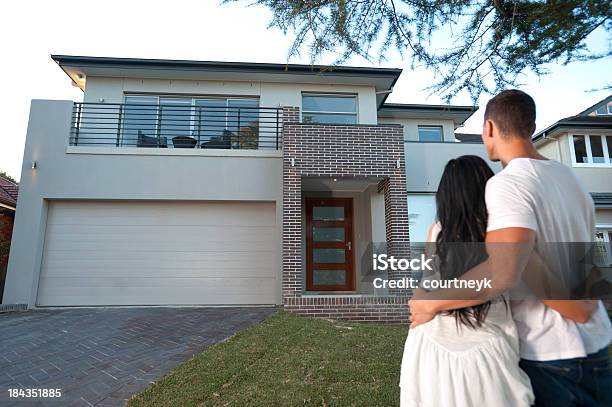 Photo libre de droit de Couple Admirant Une Nouvelle Maison banque d'images et plus d'images libres de droit de Prise de vue en extérieur - Prise de vue en extérieur, Propriétaire immobilier, Bâtiment vu de l'extérieur