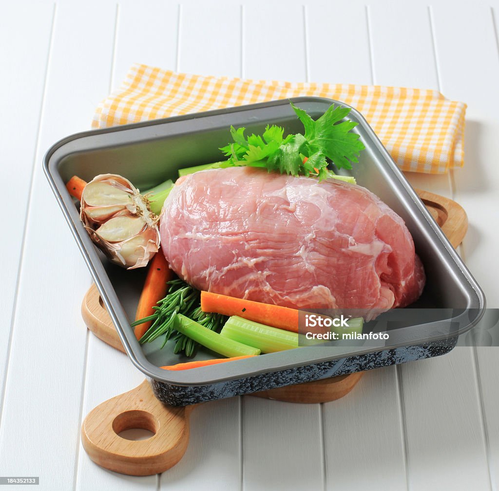 Carne di maiale cruda in una padella - Foto stock royalty-free di Maiale - Carne