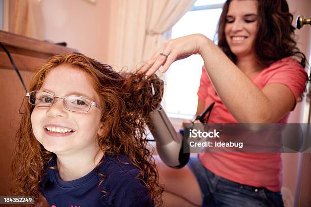 Madre Hija De Secarse El Pelo En El Baño En Su Hogar Foto de stock y más banco de imágenes de 30-34 años