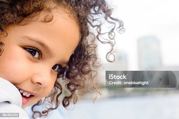 Kleine Mädchen Portrait Im Alter Von Vier Jahren Stockfoto und mehr Bilder von 4-5 Jahre - 4-5 Jahre, Blau, Braunes Haar