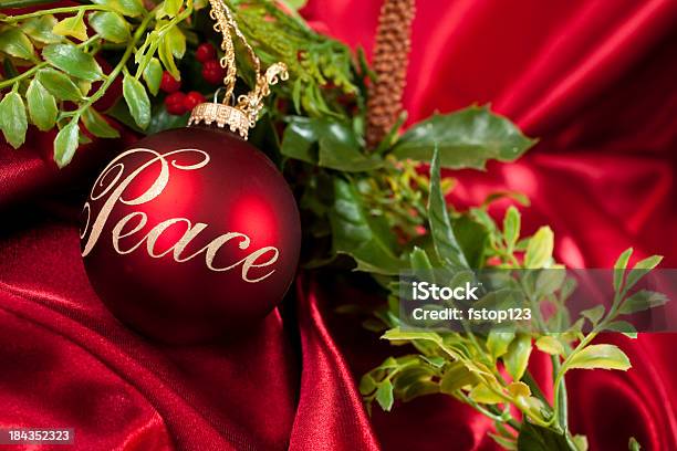 Pace Ornamenti Di Natale Rosso Con Ghirlanda Di Raso - Fotografie stock e altre immagini di Natale