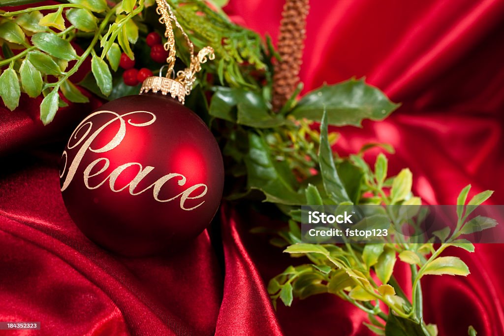 Мир красный Рождественские украшения с Гирлянда на атласа - Стоковые фото Рождество роялти-фри