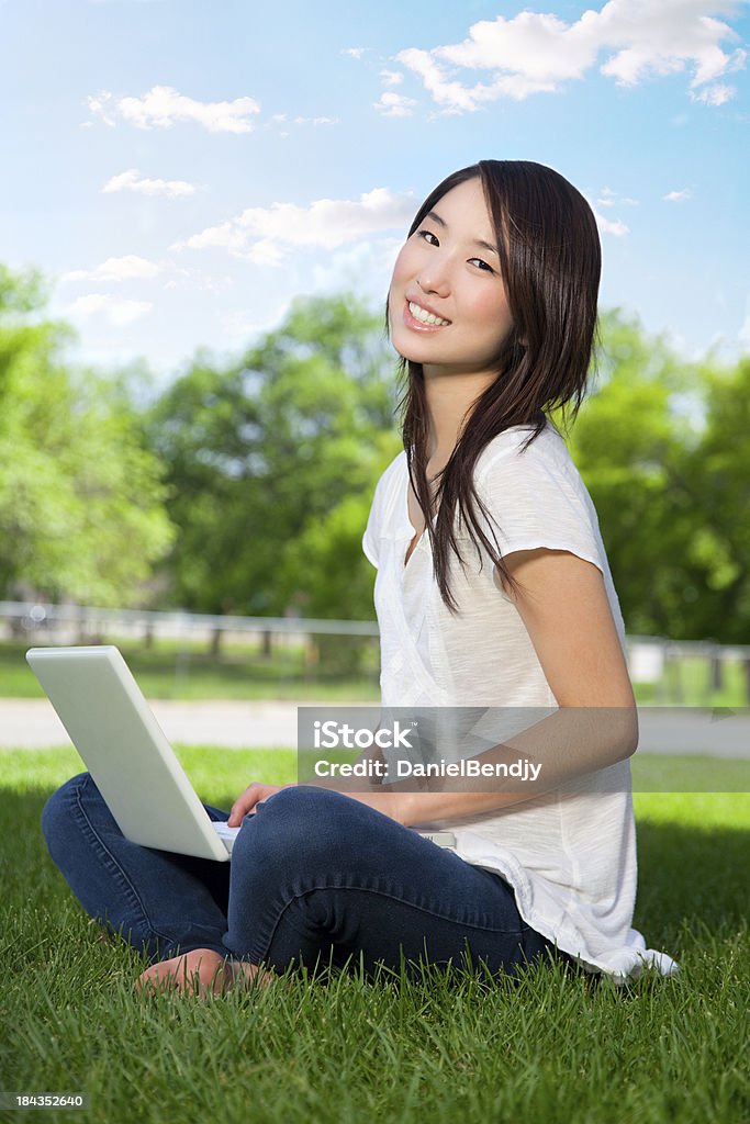 Jovem estudante sorridente asiática College - Foto de stock de Adulto royalty-free
