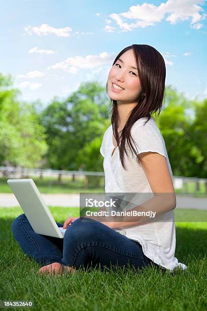 Foto de Jovem Estudante Sorridente Asiática College e mais fotos de stock de Adulto - Adulto, Aluno de Universidade, Asiático e indiano