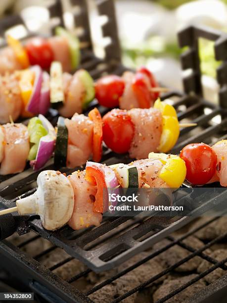 Photo libre de droit de Kebabs Au Poulet Et Aux Légumes Sur Un Barbecue En Plein Air banque d'images et plus d'images libres de droit de Camping