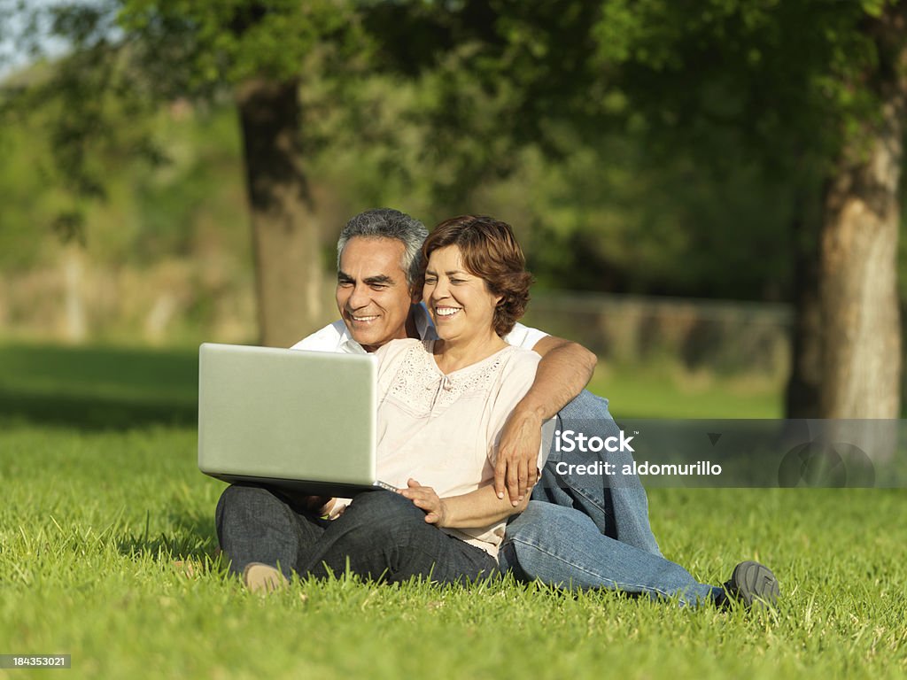 Altes Paar mit dem laptop - Lizenzfrei 60-69 Jahre Stock-Foto