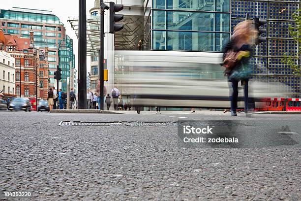 Überqueren Sie Die Straße Stadtverkehr Stockfoto und mehr Bilder von Abschied - Abschied, Architektur, Auto