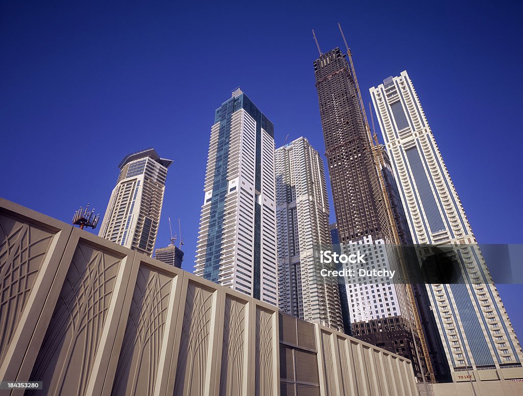 Construção de arranha-céus de escritório e edifícios de apartamentos - Foto de stock de Abundância royalty-free