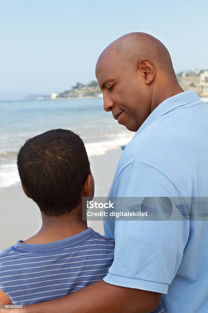 Padre e figlio sulla spiaggia - Foto stock royalty-free di 40-44 anni