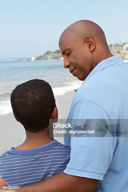 Padre E Figlio Sulla Spiaggia - Fotografie stock e altre immagini di 40-44 anni - 40-44 anni, Abbracciare una persona, Acqua