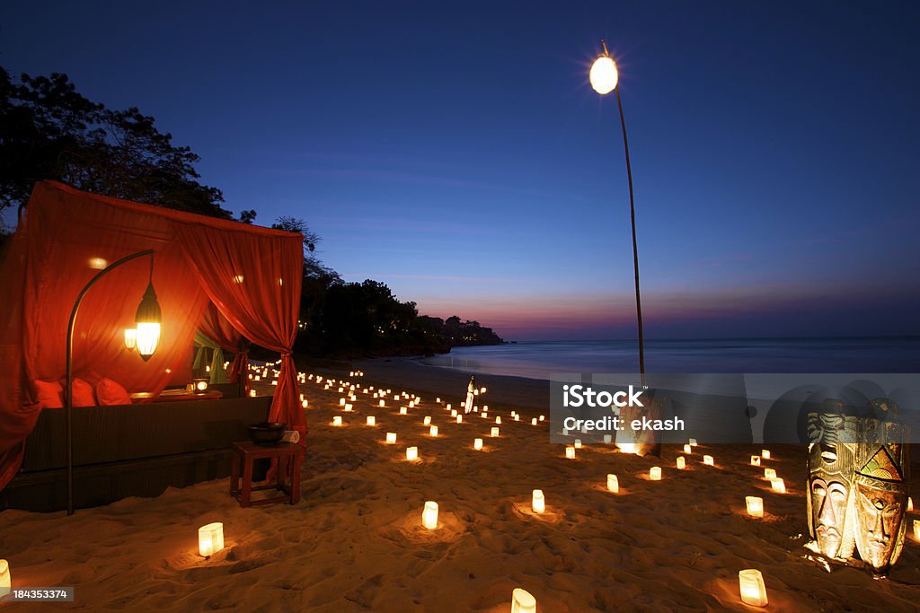 Jantar romântico na praia do paraíso tropical frente - Royalty-free Anoitecer Foto de stock