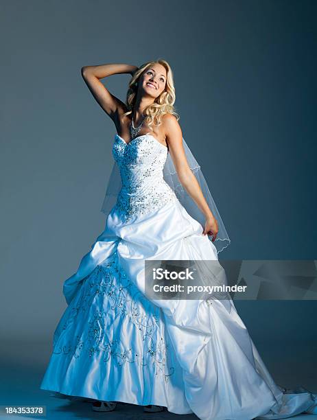 美しい花嫁にグレイの背景 - 1人のストックフォトや画像を多数ご用意 - 1人, イブニングドレス, ウェディングドレス