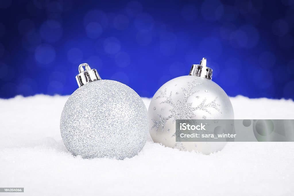 Silver decorações comuns de Natal na neve com um Fundo azul - Foto de stock de Azul royalty-free