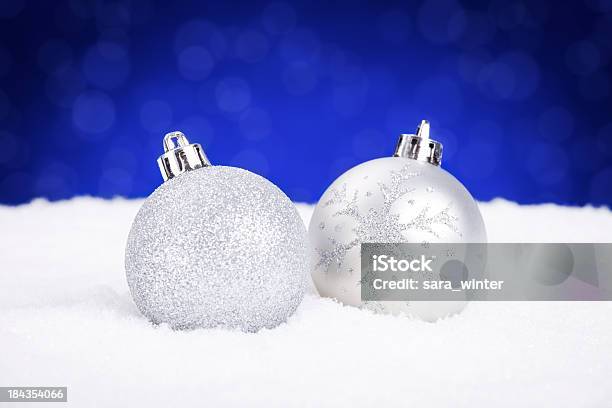 Foto de Silver Decorações Comuns De Natal Na Neve Com Um Fundo Azul e mais fotos de stock de Azul