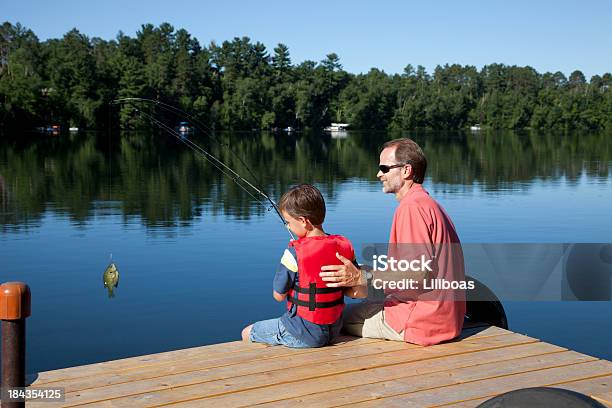 Pai E Filho Pesca - Fotografias de stock e mais imagens de Grand Rapids - Minnesota - Grand Rapids - Minnesota, Minnesota, Natureza