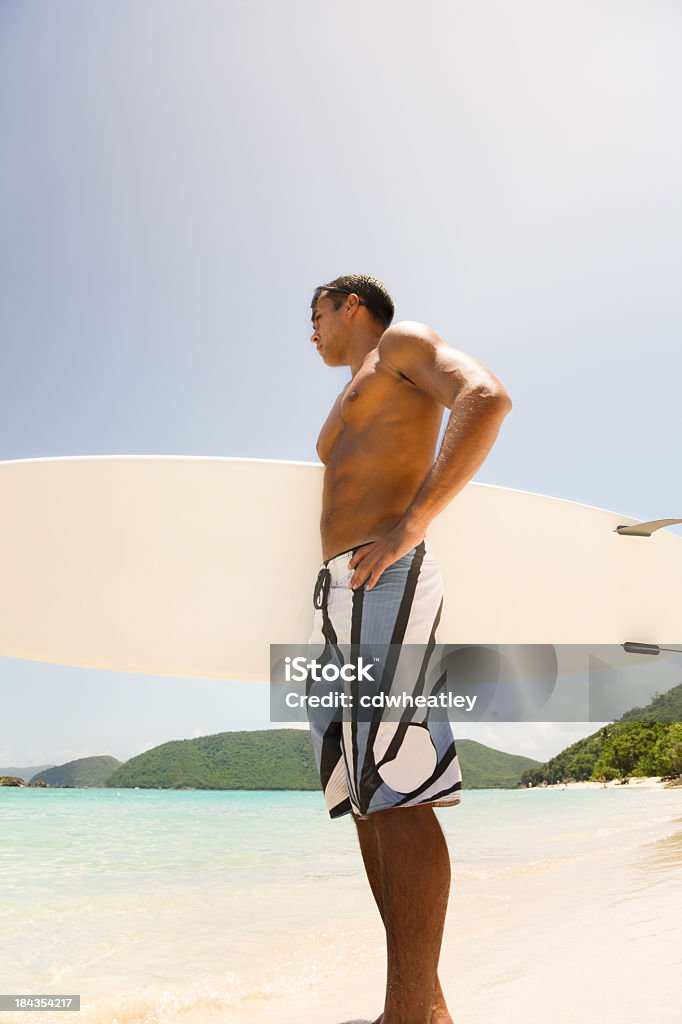 Surfista con tavola da surf e aspetta l'onda perfetta - Foto stock royalty-free di A petto nudo