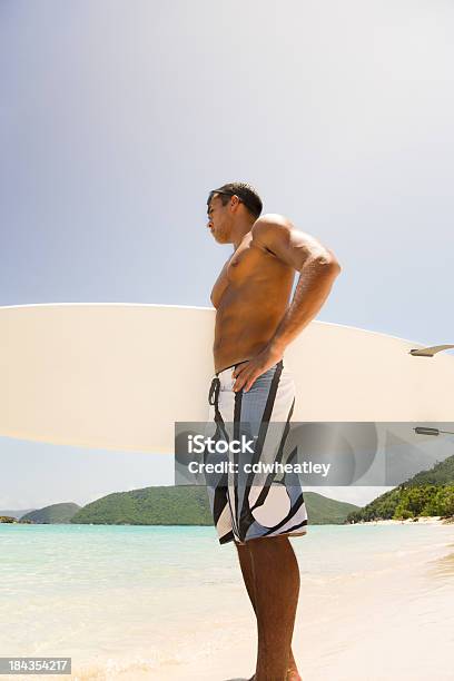 Surfista Con Tavola Da Surf E Aspetta Londa Perfetta - Fotografie stock e altre immagini di A petto nudo