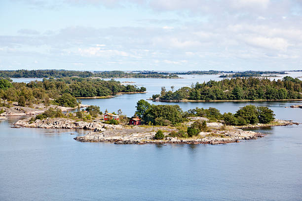äußeren inseln in stockholm archipel mit kleinen haus. - stockholmer archipel stock-fotos und bilder