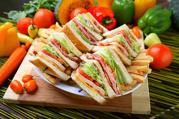 club sandwich - toast portion club sandwich cafe photos et images de collection