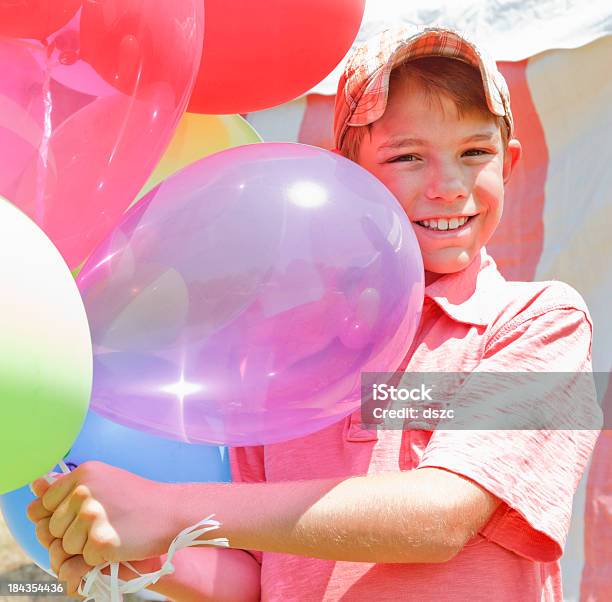 Niño En Circo Fiesta De Cumpleaños Foto de stock y más banco de imágenes de Agarrar - Agarrar, Aire libre, Alegre