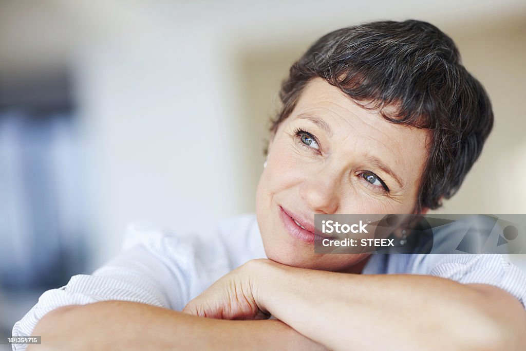 Ältere Frau zum Tagträumen - Lizenzfrei Blick nach oben Stock-Foto