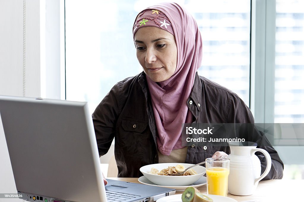 Mulher muçulmana com pequeno-almoço - Royalty-free Mulheres Maduras Foto de stock